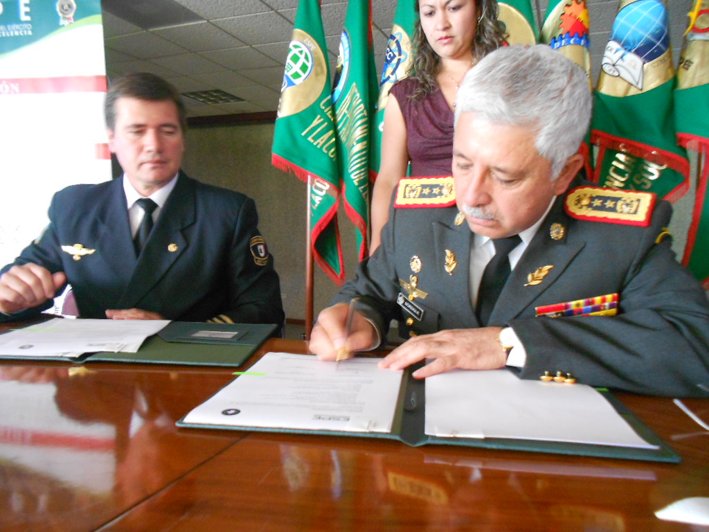 Foto de Firma oficial Convenio por el Rector Gral. Roque Moreira de