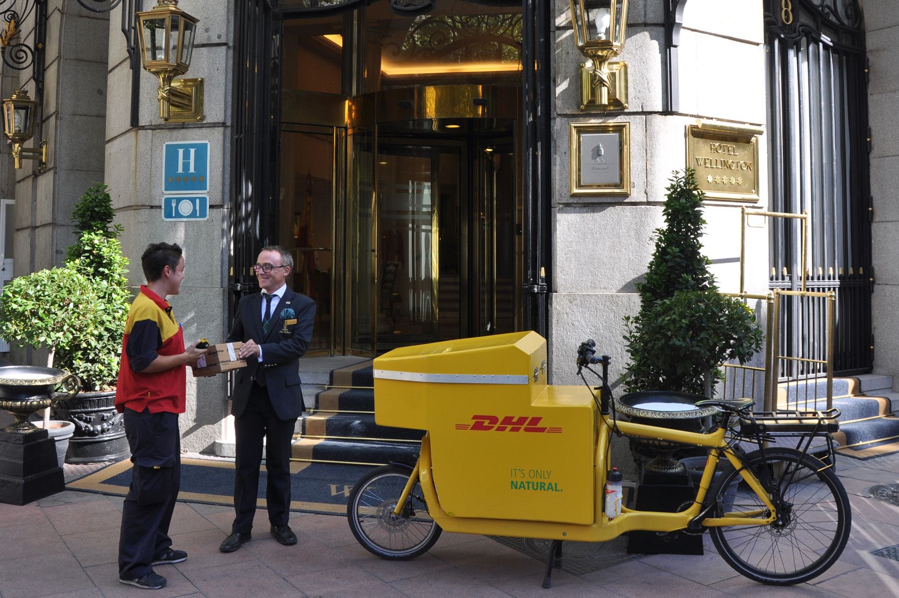 no se dio cuenta Por nombre adjetivo DHL realiza entregas ecológicas en el centro de Madrid mediante una  bicicleta eléctrica - finanzas.com