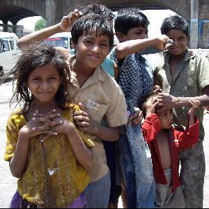 Niño de los slum de la India Niño de los slum de la India