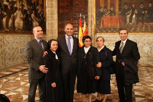 El gerente de Lares CV, el presidente de la Generalitat y el presidente de Lares CV junto a responsables de centros solidarios. El gerente de Lares CV, el presidente de la Generalitat y el presidente de Lares CV junto a responsables de centros solidarios.
