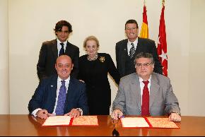 Pie de foto: de derecha a izquierda, de pie, Juan José Güemes, Consejero de Sanidad de la Comunidad de Madrid, la anterior Secr Pie de foto: de derecha a izquierda, de pie, Juan José Güemes, Consejero de Sanidad de la Comunidad de Madrid, la anterior Secr