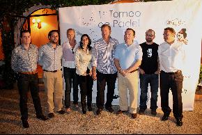 Representantes del organizador, patrocinadores y colaboradores del I Torneo de Pàdel ETICOM Representantes del organizador, patrocinadores y colaboradores del I Torneo de Pàdel ETICOM