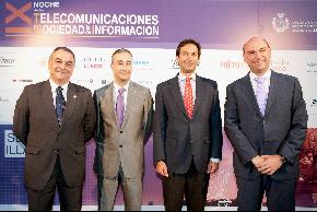 Manuel Jesús de Tellechea, decano de COITAOC, junto a los galardonados con el Premio Andaluces de Telecomunicaciones 2011 Manuel Jesús de Tellechea, decano de COITAOC, junto a los galardonados con el Premio Andaluces de Telecomunicaciones 2011