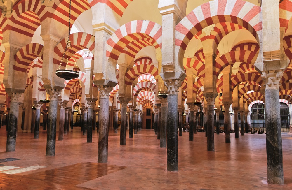 Arcos bicolores que dan luz a la Mezquita de Córdoba - Notas de prensa