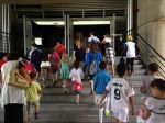 DHL en el Bernabeu con niños del Centro de Día de Aldeas Infantiles 