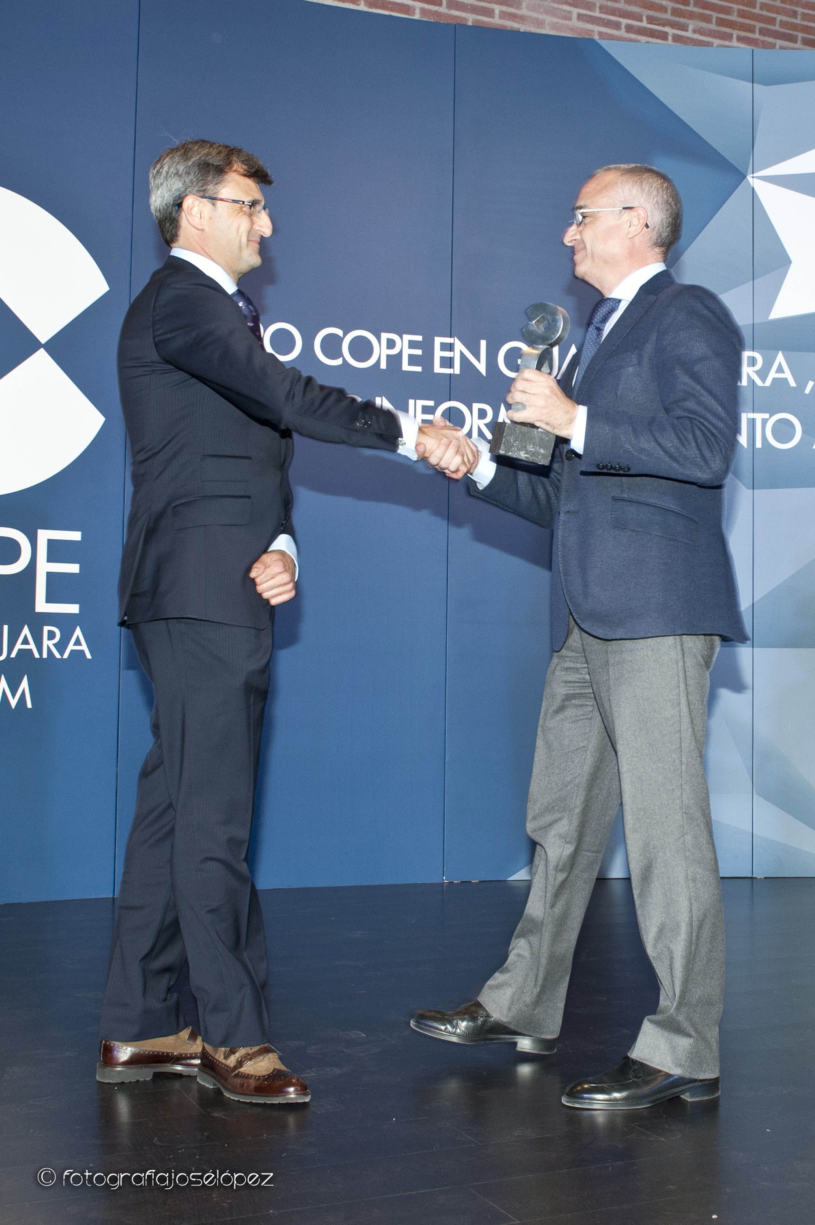 D. Ángel Cano, Director Comercial de Murprotec en Castilla La Mancha recibiendo el Premio COPE D. Ángel Cano, Director Comercial de Murprotec en Castilla La Mancha recibiendo el Premio COPE