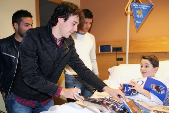 Jugadores de la Real visitan a los pacientes en Policlínica Gipuzkoa