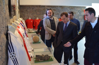 Butragueño inaugura la muestra Siente los Colores
