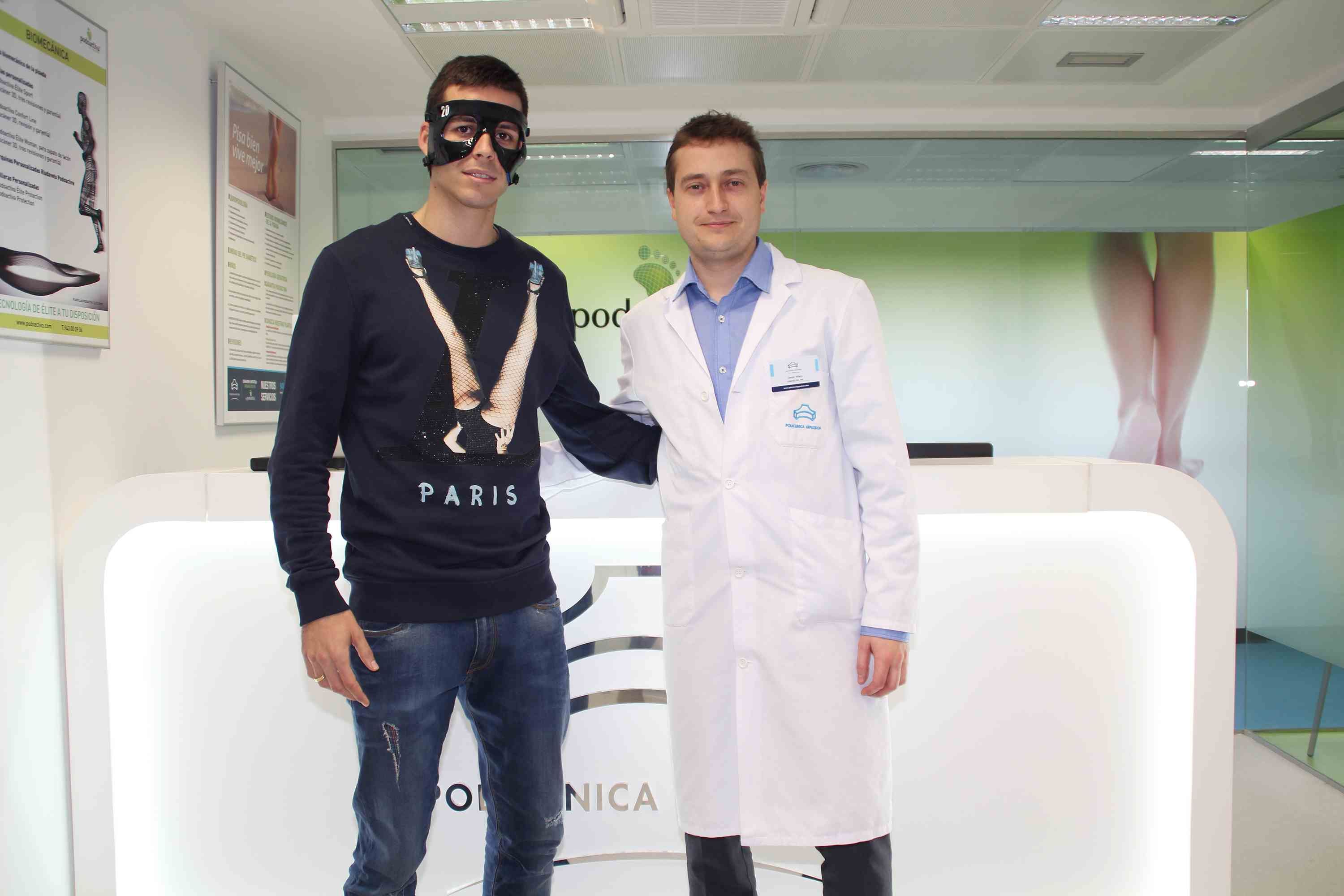 El jugador de fútbol de la S.D. Eibar Manu del Moral, con el Dr. Javier Alfaro El jugador de fútbol de la S.D. Eibar Manu del Moral, con el Dr. Javier Alfaro