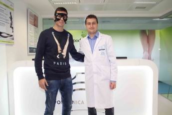 Manu del Moral recoge su máscara protectora para la cara