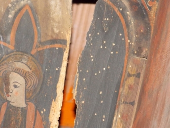 La Iglesia de San Nicolás de Bari recibe un tratamiento antixilófagos