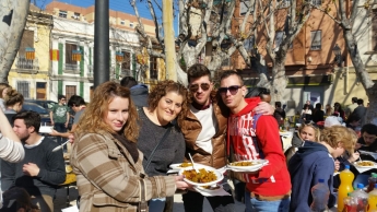 Estudiantes de español cocinan una paella