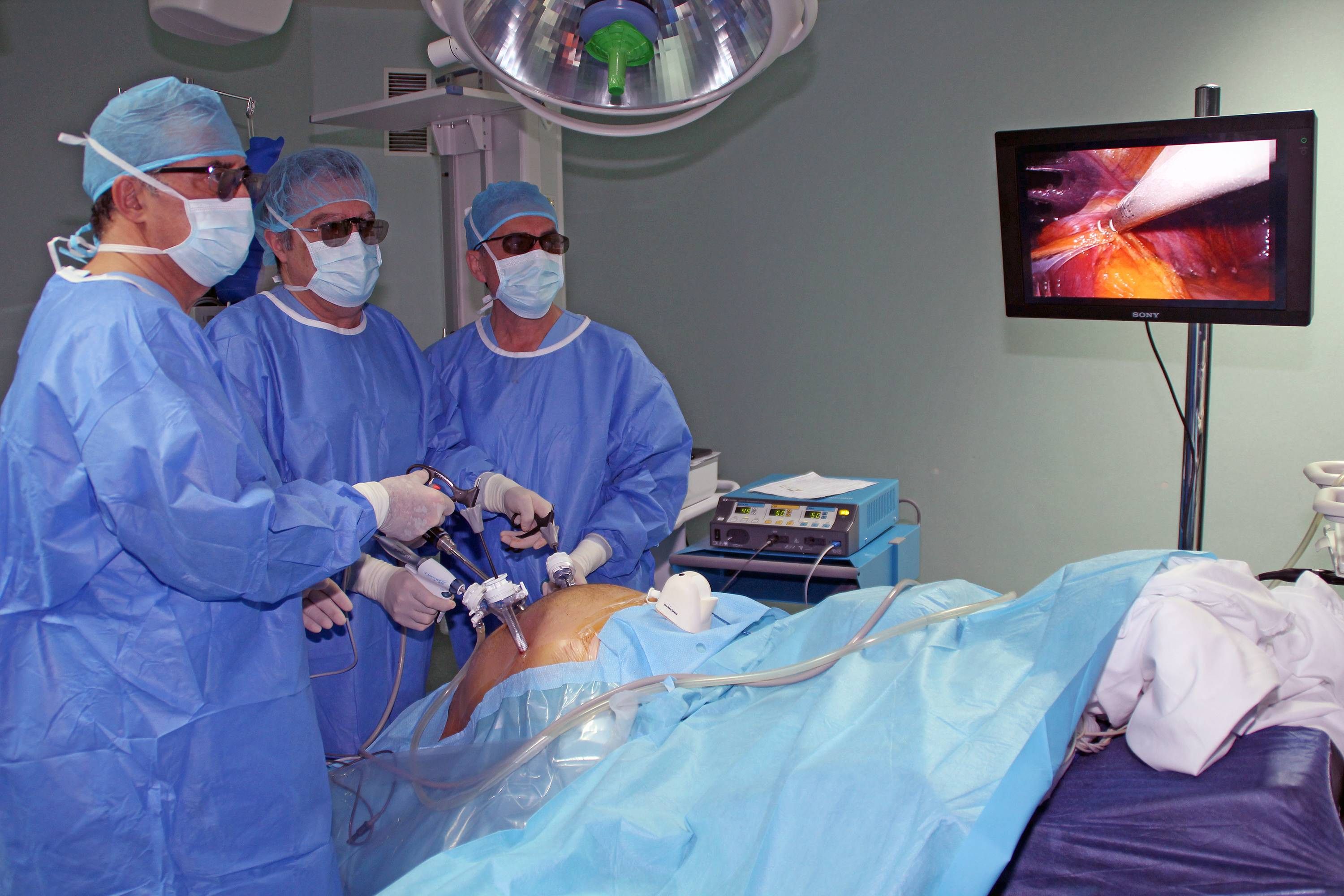 Un momento de la intervención practicada ayer en el Hospital Viamed Montecanal de Zaragoza. Un momento de la intervención practicada ayer en el Hospital Viamed Montecanal de Zaragoza.