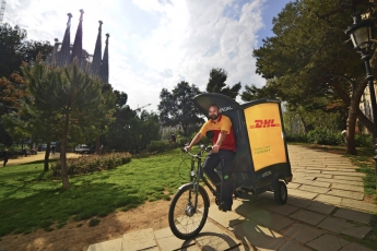 DHL incorpora triciclos de reparto ecológico en Barcelona  y Valencia