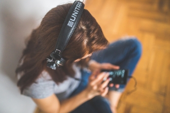 Millones de jóvenes, en riesgo de sordera por el uso de auriculares