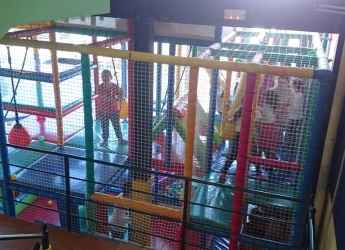 Fiesta navideña de DHL para los niños de Aldeas Infantiles SOS, en Madrid