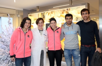 Los jugadores de la Real Sociedad visitan a los pacientes de Policlínica Gipuzkoa
