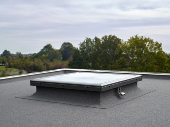 Velux crea una nueva cúpula lisa para las ventanas de cubierta plana