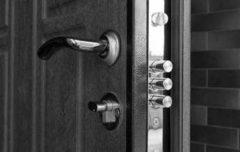 Qué medidas de seguridad deben tener las puertas