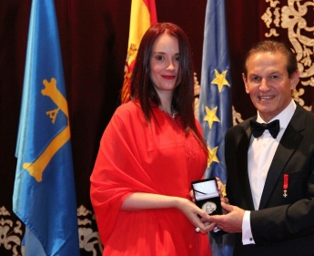 Marta Pellón recibe la Medalla de Oro del Foro Europeo Cum Laude 2016
