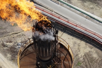 Un avión no tripulado realiza con éxito la primera inspección industrial de antorcha en refinería