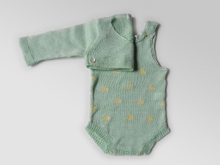Ranita y chaqueta verde de algodón egipcio con bordados de barcos Ranita y chaqueta verde de algodón egipcio con bordados de barcos