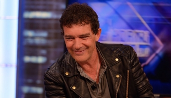 Antonio Banderas subasta su cazadora a beneficio de la Fundación Lágrimas y Favores
