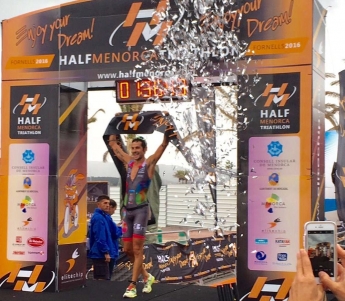 El equipo Artiem, vencedor del triatlon Half Menorca