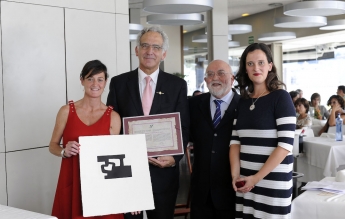 Daniel Zulaika, Coordinador del Plan para la lucha contra el Sida del País Vasco, recibe la Distinción Oficial del Colegio de Farmacéuticos de Gipuzkoa