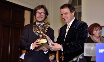 Noticias Artes Visuales | Entrega de l'aigle de bronce por parte del