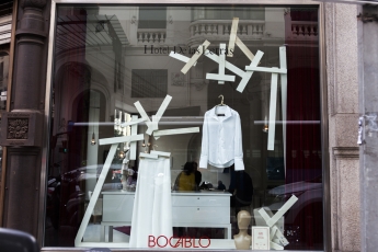 Diez importantes firmas de moda española muestran sus escaparates efímeros en Madrid