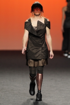 Dos atletas paralímpicos, modelos por un día en la MBFW