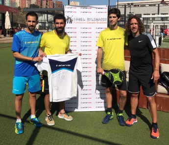Carles Puyol y Arda Turan participan en el proyecto 'Pádel Solidario'