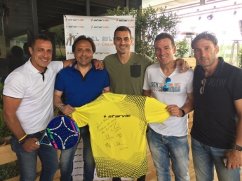 Veteranos del Atlético de Madrid y Real Madrid participan en el proyecto pádel solidario