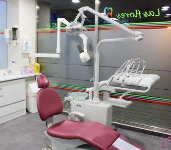 Recuperar la sonrisa en un único día es posible con los implantes de carga inmediata