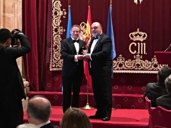 El prestigioso Criminalista Forense Luis Alamancos, galardonado con la Medalla de Oro del Foro CUM LAUDE