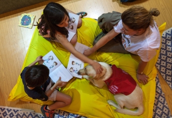 PURINA y CTAC celebran un taller de lectura con perros en la Feria del Libro de Madrid 2017 