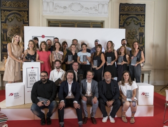 Noticias Artes Visuales | Foto de grupo de los premiados en la gala