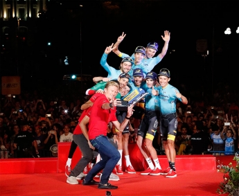 Dachser entregó al Astana Pro Team el Premio a la Clasificación por Equipos de La Vuelta