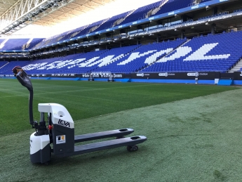 Carretillas TR suministra una transpaleta electrónica MB al RCD Espanyol