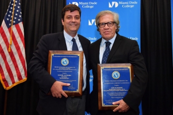 El periodista español Manuel Aguilera fue premiado por el Instituto Interamericano por la Democracia