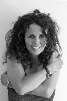 Eva Yárnoz presenta en Madrid 'Filiación', Premio Flor de Jara de Poesía 2016