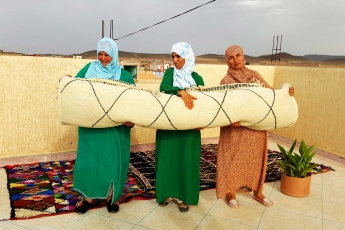 Sukhi moderniza las alfombras bereberes tradicionales