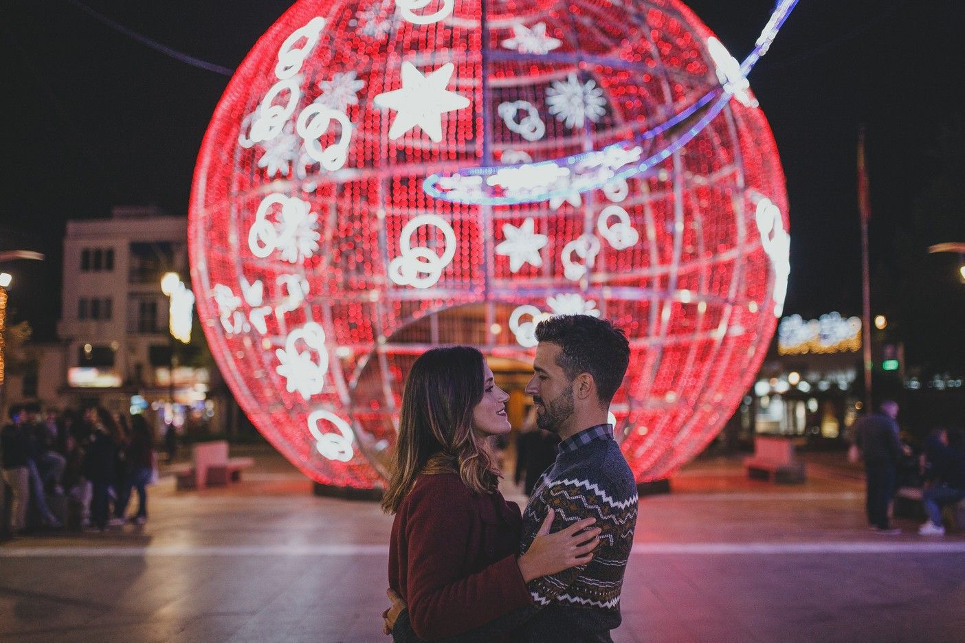 Amor bajo una bola de luz Navideña en Fuengirola