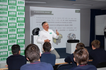 La Fundación AMV promueve la conducción segura de motocicletas en centros escolares