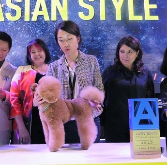 Artero y decenas de perros con aspecto de peluche invaden Ifema con la técnica Asian Fusion