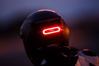Cosmo Connected: El novedoso dispositivo que hará la conducción en moto más segura en España