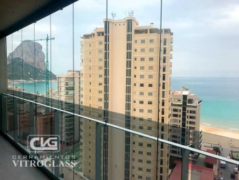 Vitroglass revoluciona el acristalamiento de balcones y terrazas con sus cortinas de cristal