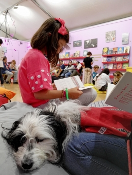 PURINA y CTAC celebran un taller de lectura con perros en la Feria del Libro de Madrid 2018 