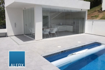 Alfox desvela las ventajas de usar cortinas de cristal en terrazas o porches